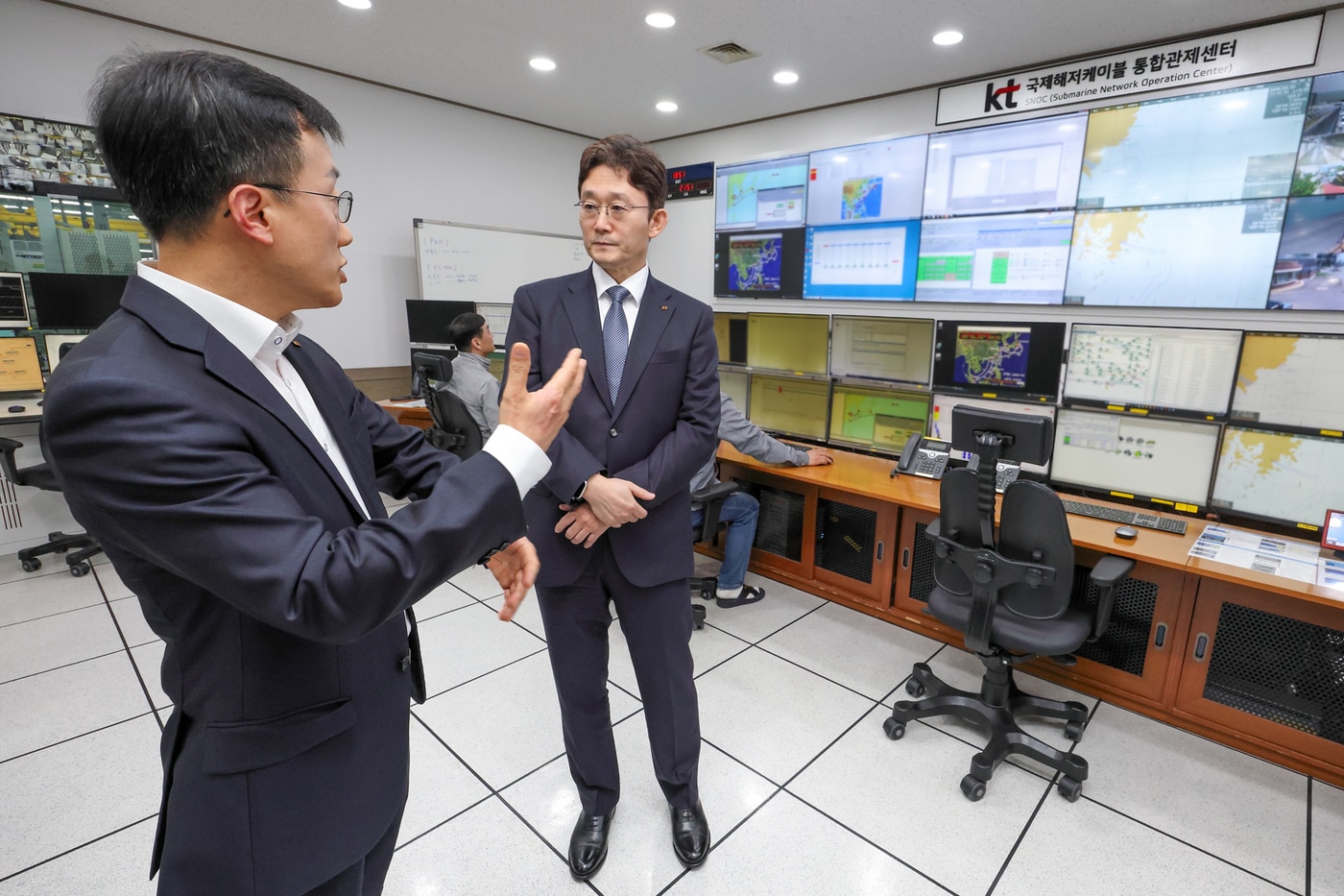 박윤영 KT 대표가 지난 10일 부산 KT국제통신센터를 방문해 국제해저케이블 데이터 트래픽 운용 상황을 점검하고 있다.(KT 제공. 재판매 및 DB금지)2026.4.12 ⓒ 뉴스1