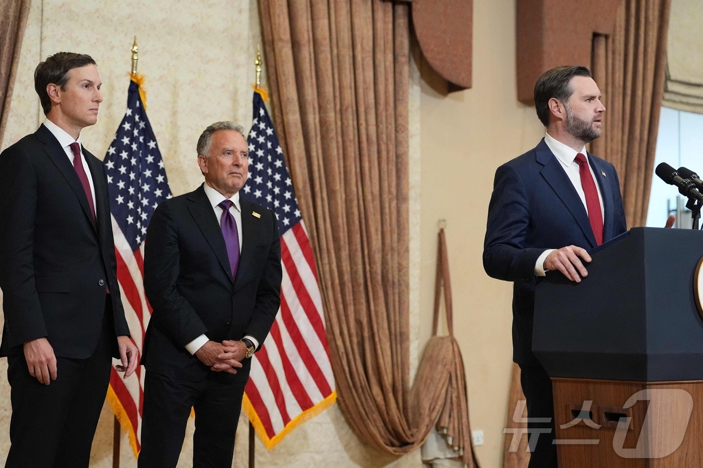 JD 밴스 미국 부통령(오른쪽)이 12일(현지시간) 파키스탄에서 미국 특사로서 파키스탄과 이란 대표를 만난 후 기자 회견을 하고 있다. 밴스 부통령은 "이란이 미국의 조건을 받아들이지 않기로해 합의 없이 귀국＂한다고 밝혔다. ⓒ AFP=뉴스1