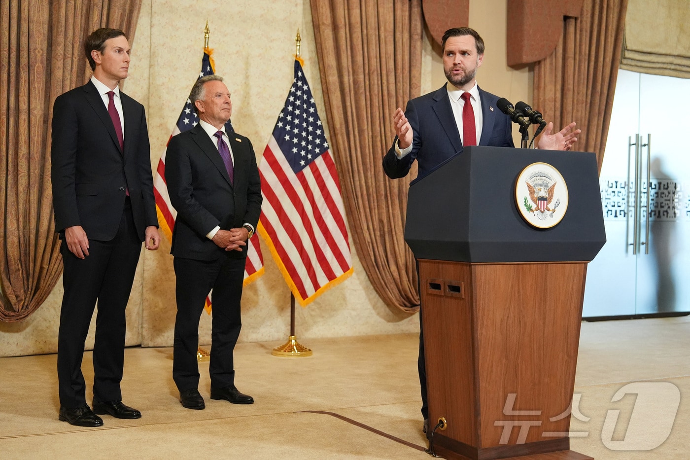 J.D. 밴스 미국 부통령이 12일(현지시간) 파키스탄 이슬라마바드에서 이란 대표단을 회담을 벌인 뒤 연 기자회견에서 발언하고 있다. 옆에는 스티브 위트코프 특사와 재러드 쿠슈너가 자리하고 있다. 2026.04.12 ⓒ 로이터=뉴스1