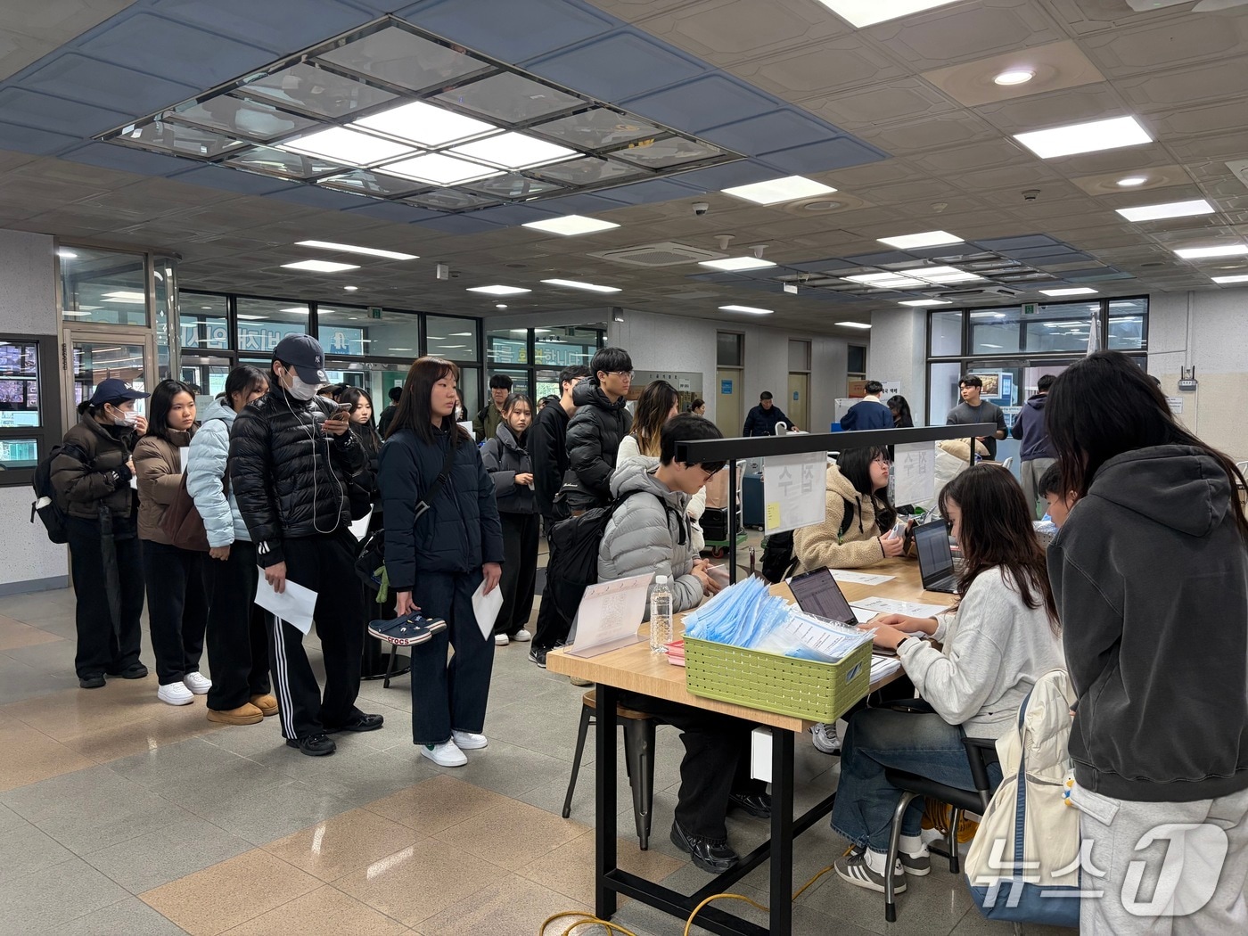 인하대 생활관 입사 학생들이 전입신고 접수를 하고 있다.(인하대 제공. 재배포 및 DB금지)2026.4.12/뉴스1