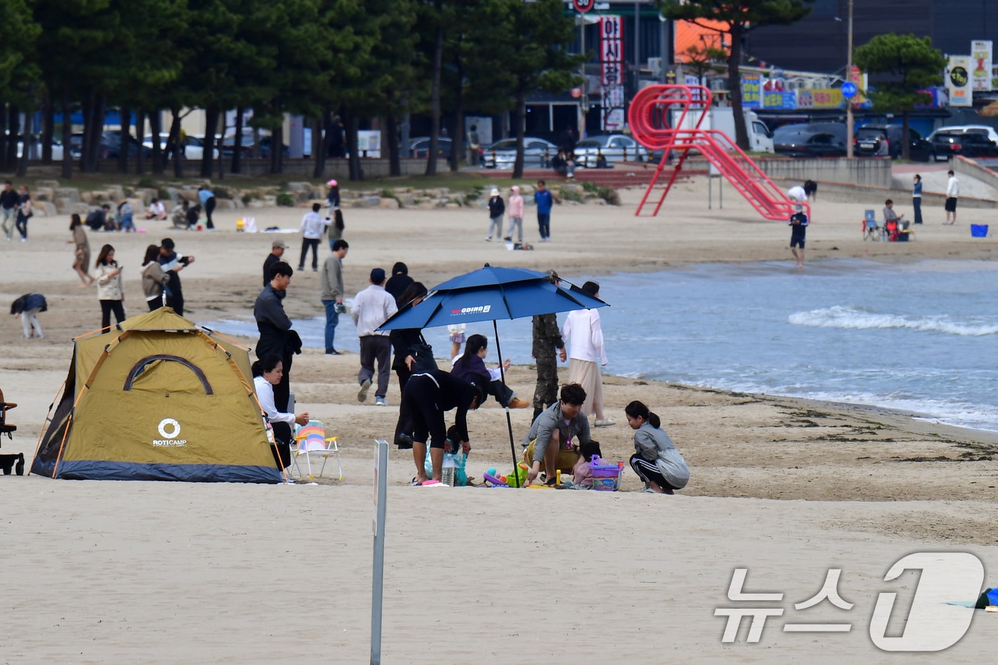 12일 경북 포항시 북구 영일대해수욕장 백사장에서 시민과 관광객들이 따뜻한 봄 날씨를 즐기고 있다. 2026.4.12 ⓒ 뉴스1 최창호 기자