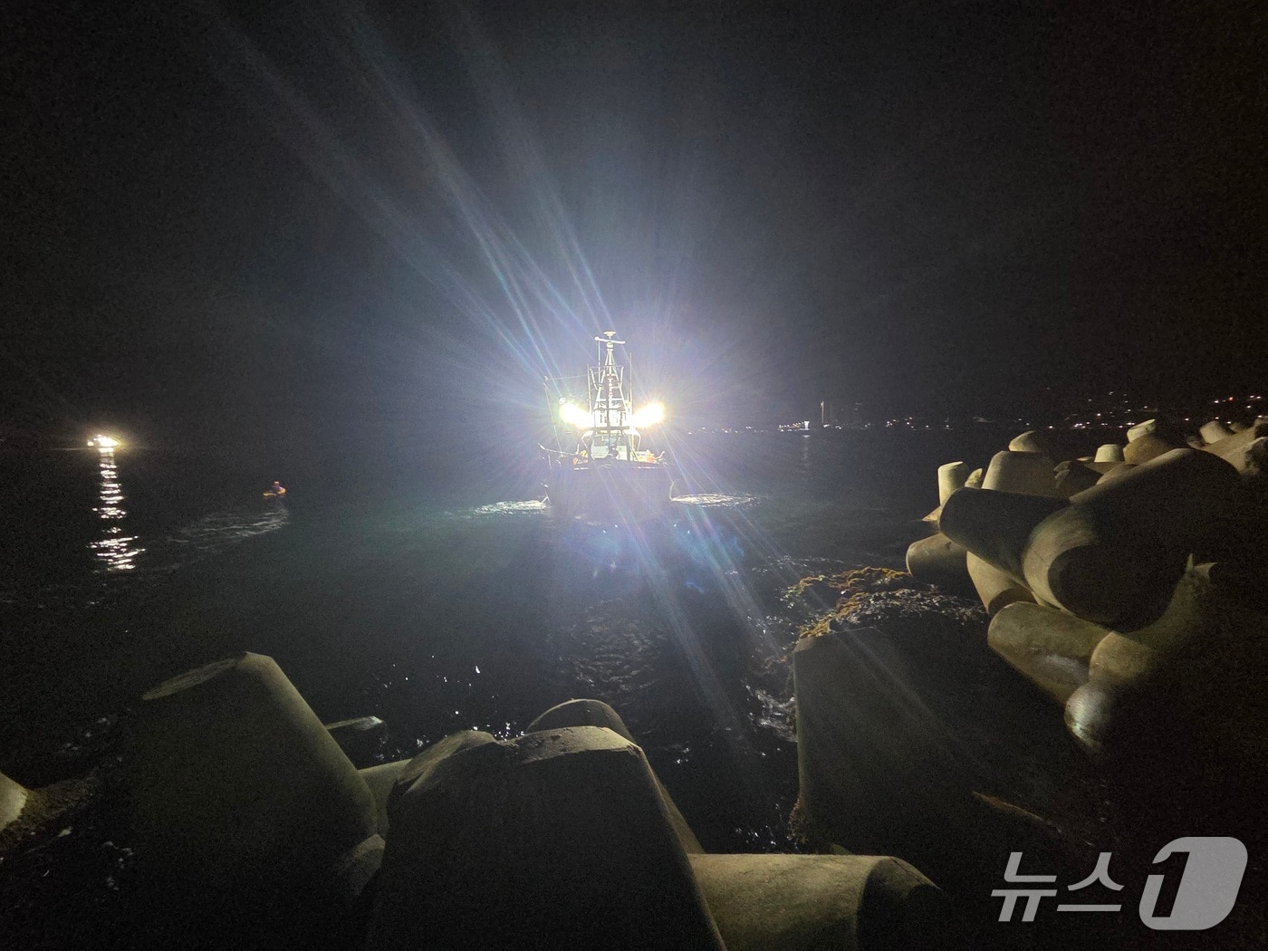  12일 오전 2시 49분쯤 경북 포항시 남구 구룡포 앞바다에서 9톤급 어선이 갯바위에 걸려 좌초되자 출동한 포항해경이 선장과 선원 6명을 무사히 구조했다. (포항해양경찰서 제공, 재판매 및 DB금지) 2026.4.12/뉴스1