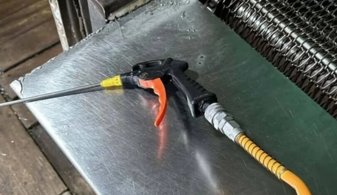 피해 노동자의 공장에서 사용중인 에어건. 출처=JTBC