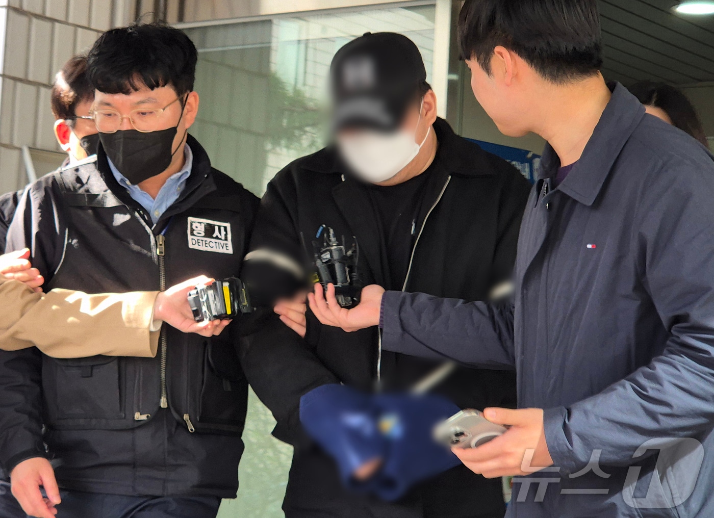 경기도 양주에서 3살 아이가 머리를 다쳐 의식불명이 된 사건과 관련해 아동학대 혐의를 받는 20대 친부 A씨가 지난 12일 오후 경기 의정부시 의정부지방법원에서 열린 구속 전 피의자심문(영장실질심사)을 마친 후 법정을 나서고 있다. 2026.4.12 ⓒ 뉴스1 양희문 기자