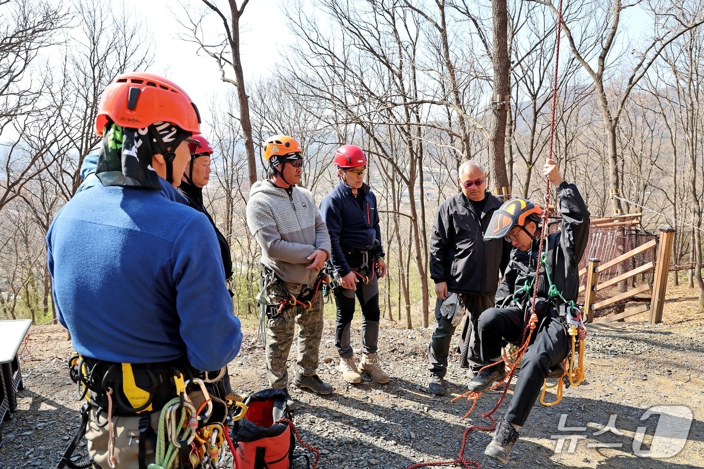 충북 괴산에서 진행하는 아보리스트 교육생들이 교관의 시범을 보고 있다.(괴산군 제공. 재판매 및 DB금지)
