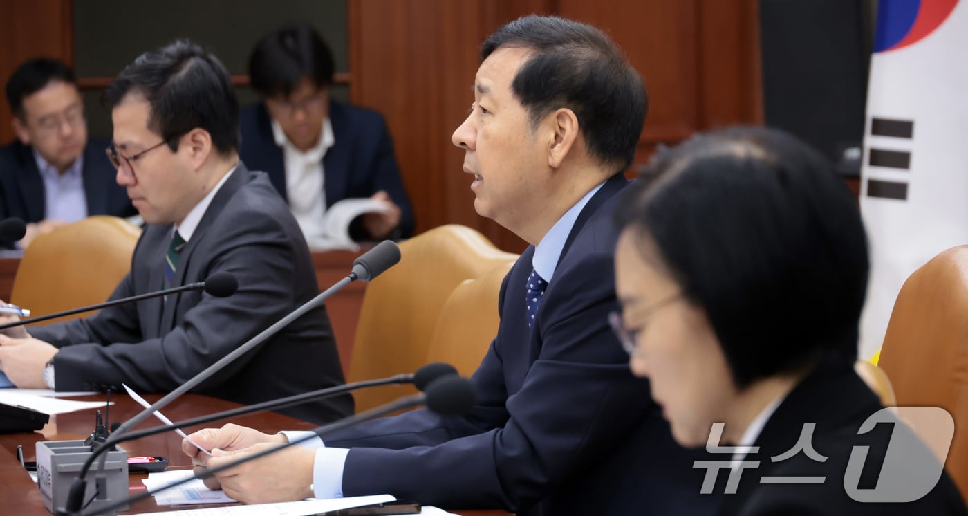 구윤철 경제부총리 겸 재정경제부 장관이 13일 서울 종로구 세종대로 정부서울청사에서 열린 대외경제 장관회의 및 EDCF 기금운용위원회에서 모두 발언을 하고 있다. 2026.4.13 ⓒ 뉴스1 김명섭 기자