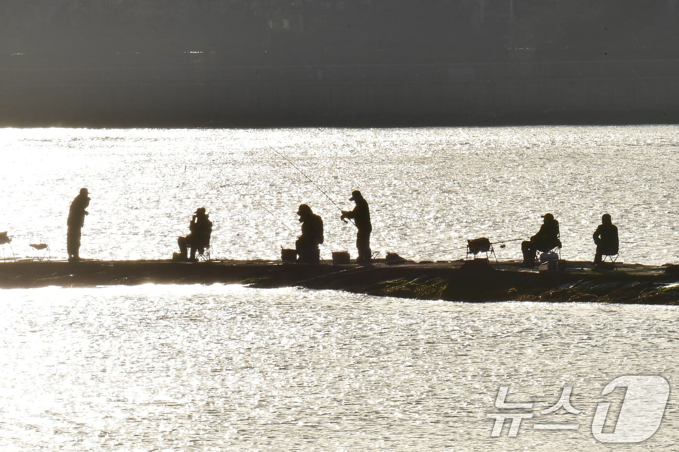 13일 경북 포항시 송도해수욕장 방파제에서 강태공들이 아침 햇살을 받으며 낚시하고 있다. 2026.4.13 ⓒ 뉴스1 최창호 기자