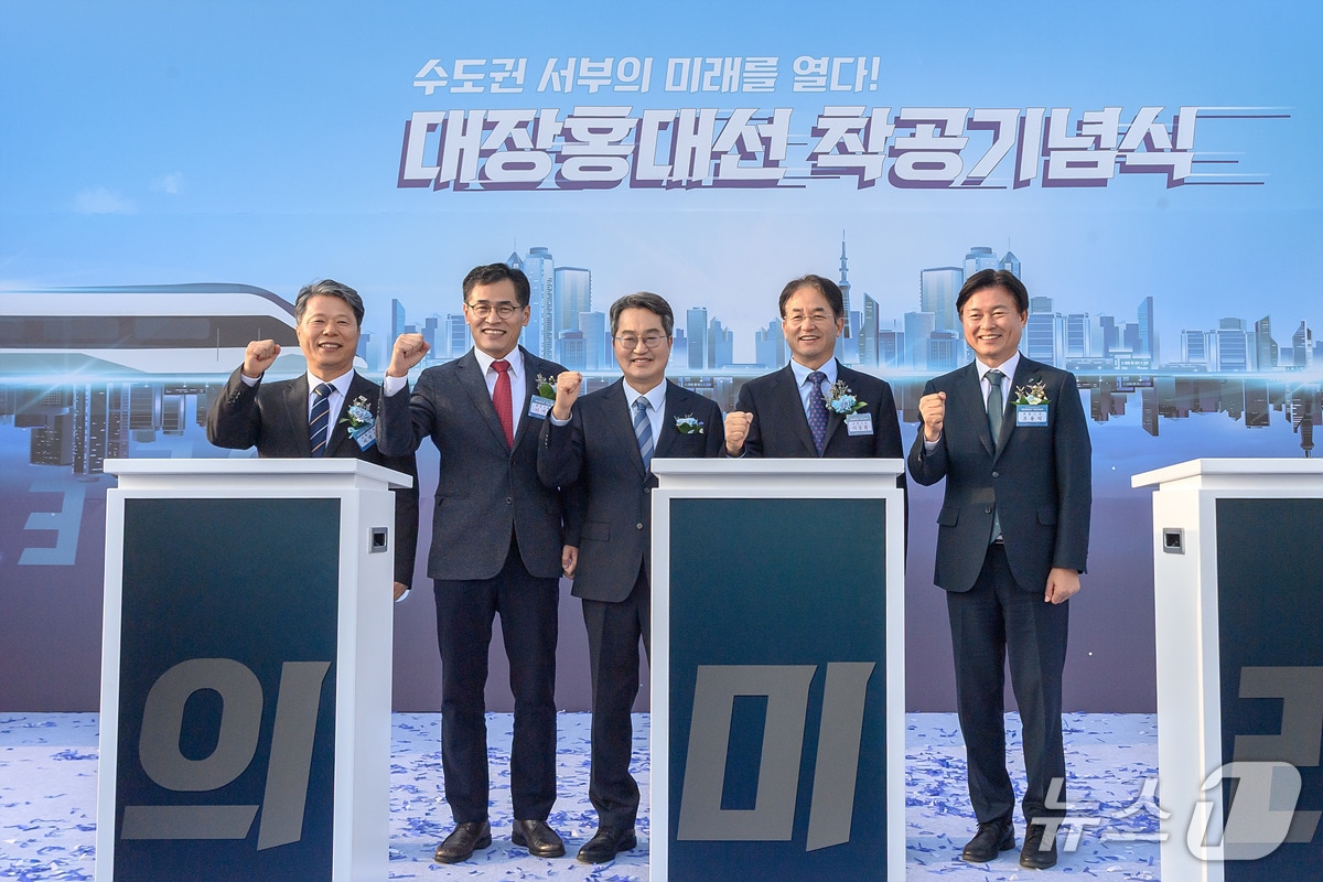 지난해 12월 진행된 ‘대장홍대선 착공식’에서 이기재구청장(왼쪽에서 두 번째).(양천구 제공)