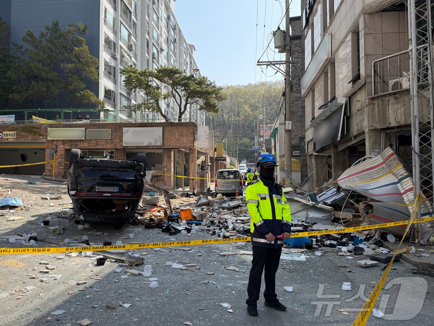 13일 오전 3시 59분쯤 충북 청주시 흥덕구 봉명동의 한 상가 건물에서 가스 누출로 추정되는 폭발 사고가 발생하면서 주민 12명이 다치고 폭발 충격으로 주변 건물 유리창이 파손되고 주차된 차량이 뒤집혔다. 2026.4.13 ⓒ 뉴스1 장예린 기자