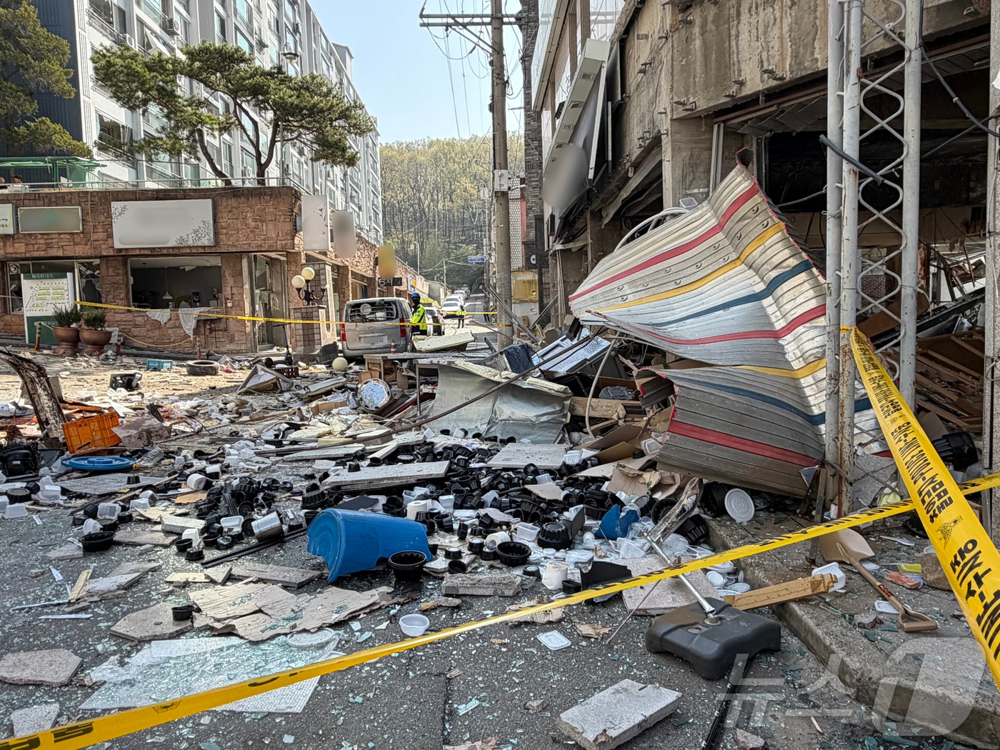 13일 오전 3시 59분쯤 충북 청주시 흥덕구 봉명동의 한 상가 건물에서 가스 누출로 추정되는 폭발 사고가 발생, 주변 건물 유리창이 파손되고 주차된 차량이 뒤집히는 등 아수라장이 돼 있다. 2026.4.13 ⓒ 뉴스1 장예린 기자