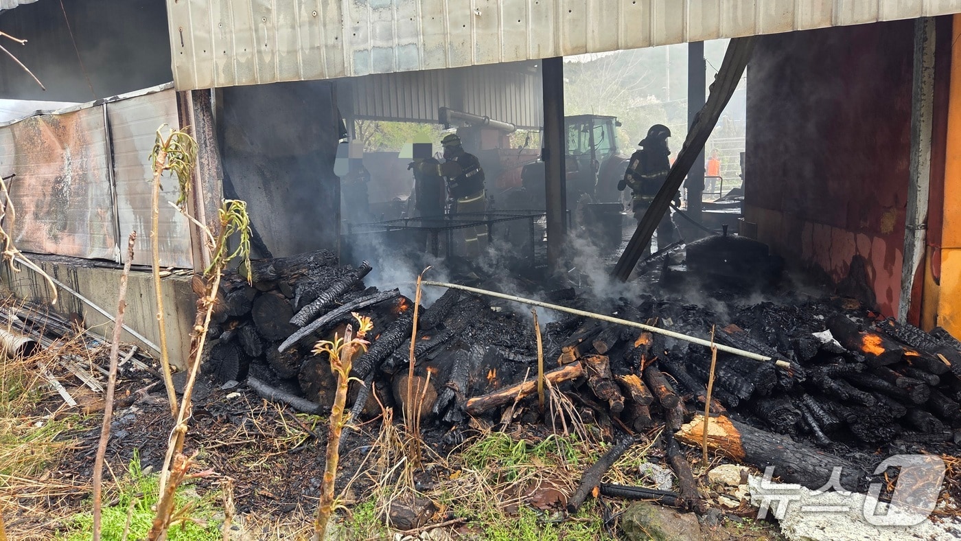12일 오전 11시 51분쯤 경북 경주시 서면 도계리의 한 농가 창고에서 불이나 소방대원들이진화하고 있다.(경북소방본부 제공. 재판매 및 DB 금지)2026.4.13/뉴스1