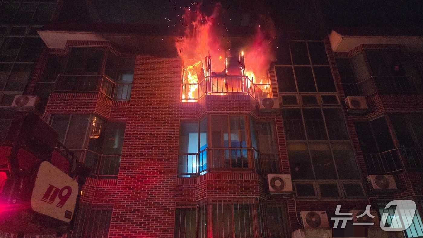 12일 오후 11시59분쯤 경북 경주시 석장동의 원룸에서 불이 화염이 치솟고 있다.(경북소방본부 제공, 재판매 및 DB금지) 2026.4.13/뉴스1 