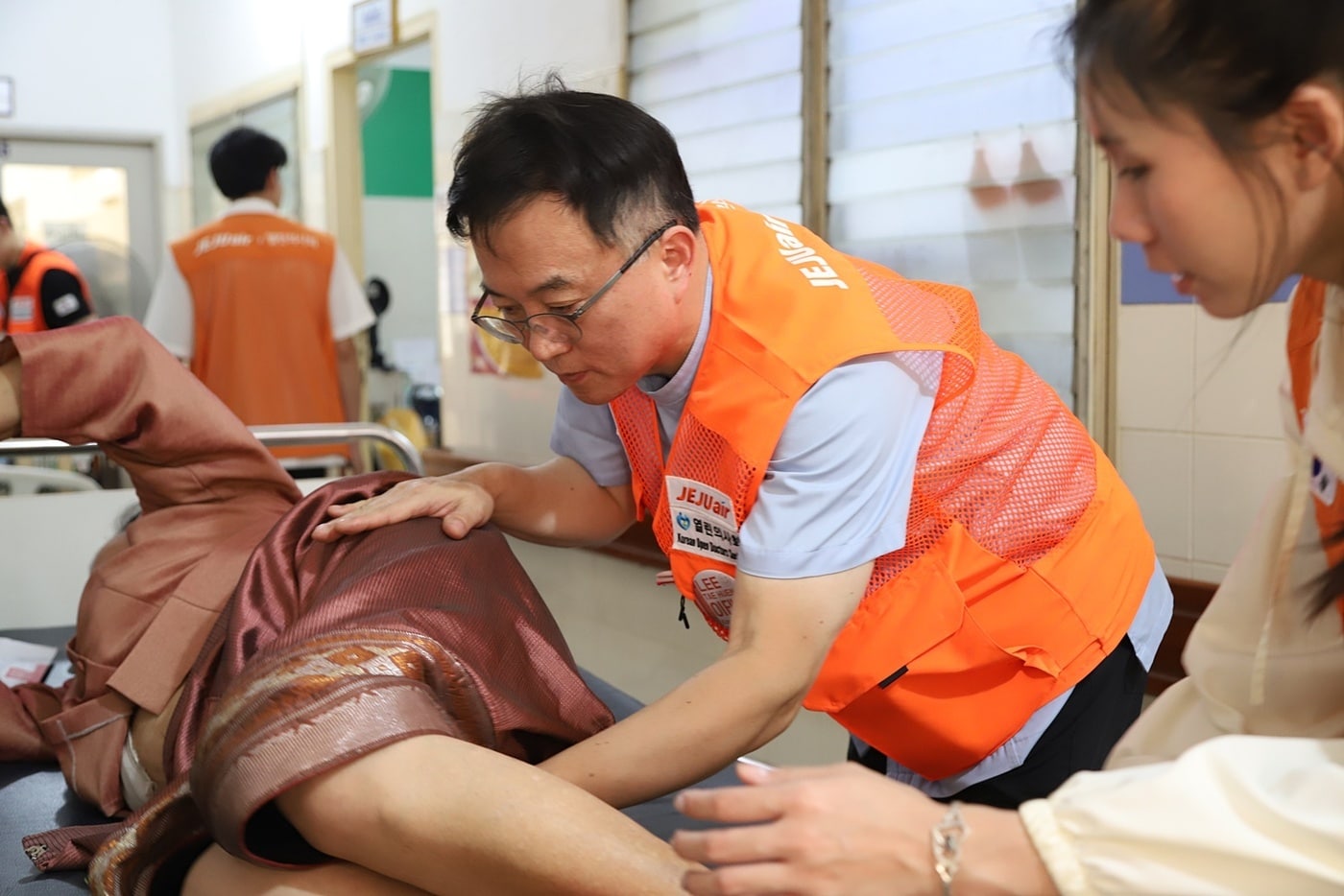 제주항공 임직원과 열린의사회 소속 의료진 등 자원봉사자들이 라오스 방비엥에서 주민들을 진료하고 있다. (제주항공 제공)