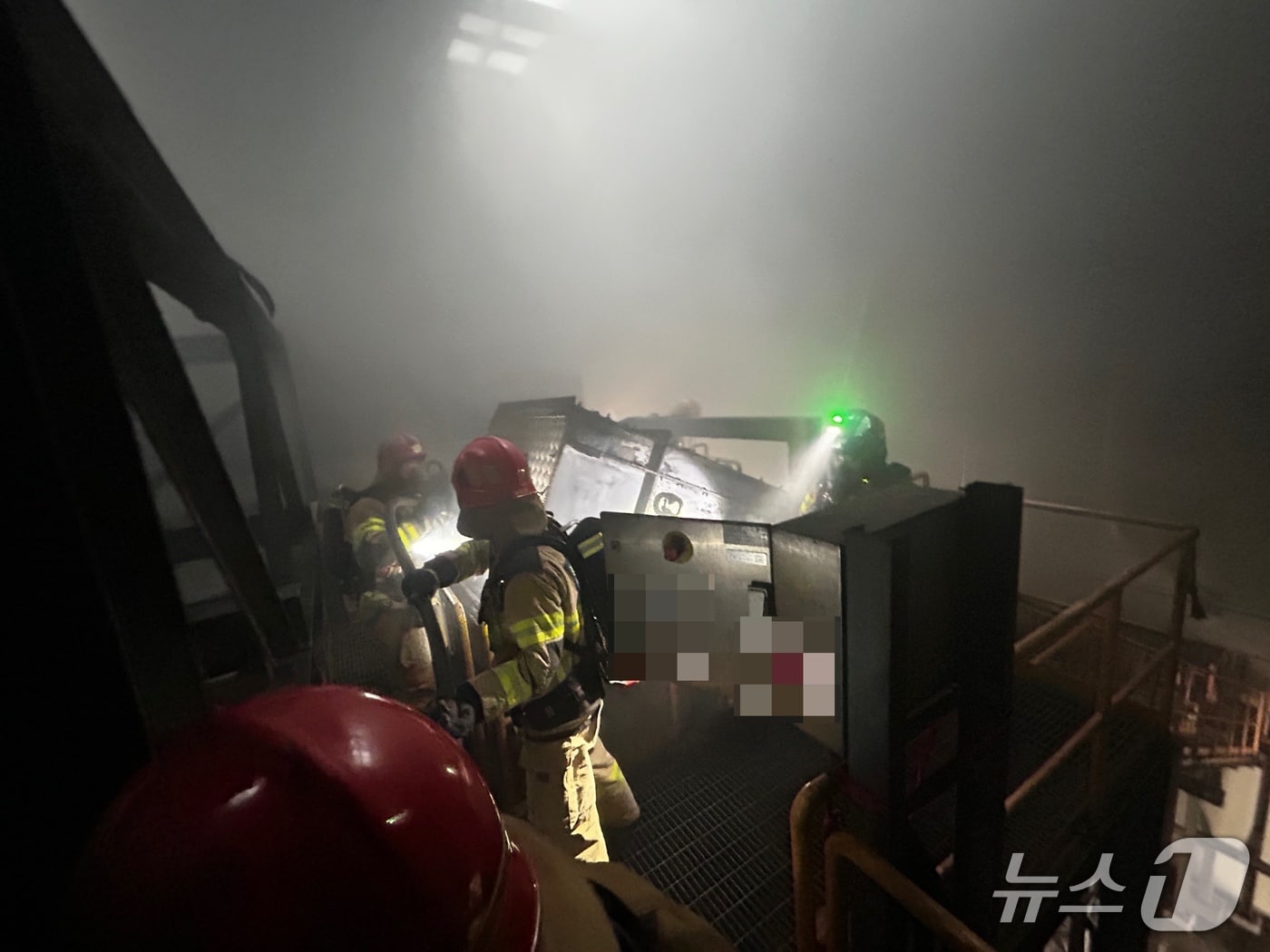 12일 낮 12시 2분쯤 경북 포항시 호동 자원순환시설에서 불이나 소방대원들이 진화하고 있다.(경북소방본부 제공. 재판매 및 DB 금지)2026.4.13/뉴스1