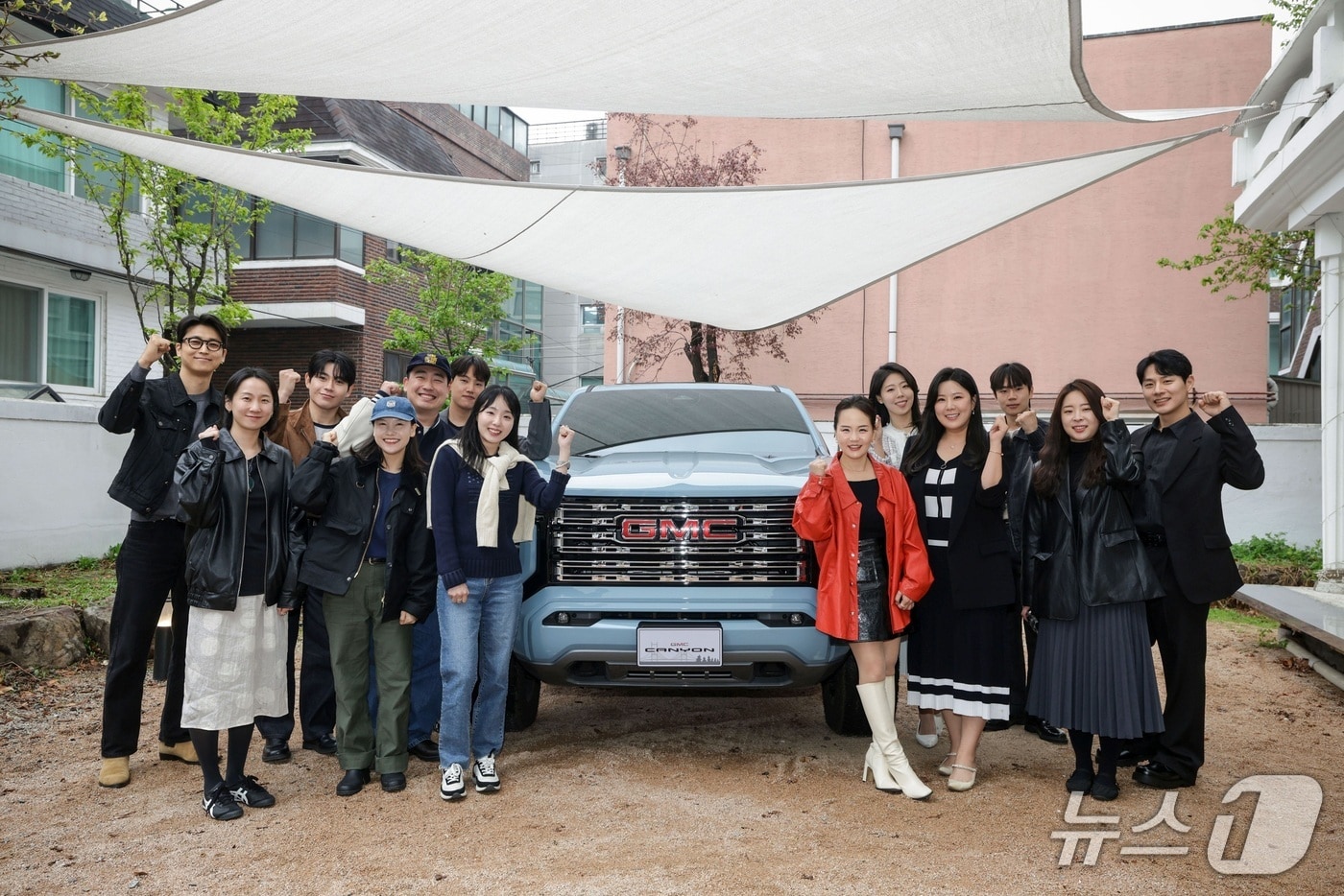  GM 한국사업장이 개최한 크리에이터 파트너십 프로그램 ‘CODE G: Mission X’ 발대식에서 라이프스타일 크리에이터들이 기념 촬영을 하고 있다.(한국GM 제공)