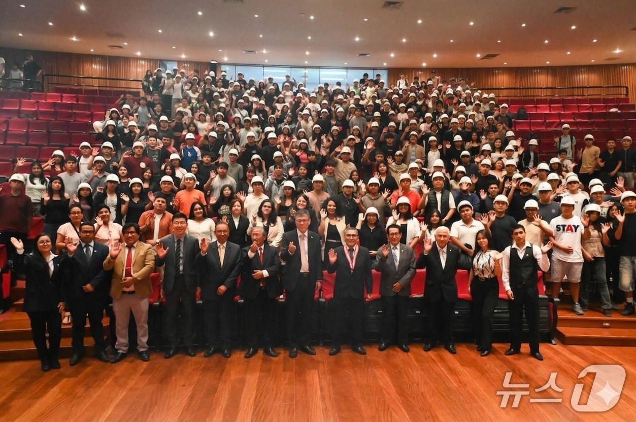 최근 열린 산 마르코스 국립대학교에서 디지털 공급망·물류공학 학과의 첫 입학식에서 신입생과 참석자들이 기념사진을 촬영하고 있다.(인하대 제공. 재배포 및 DB금지)2026.4.13/뉴스1