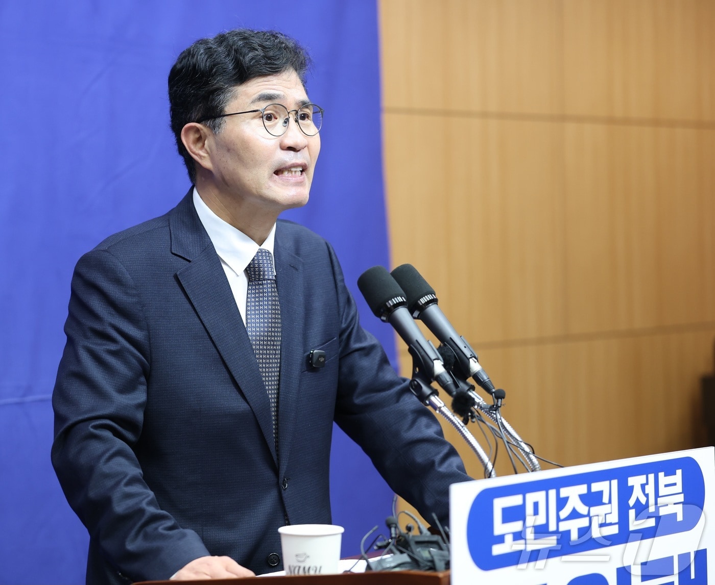 이원택 더불어민주당 전북도지사 후보가 13일 전북 전주시 전북특별자치도의회에서 도지사 후보 확정 관련 기자회견을 열고 질의에 답변을 하고 있다. 2026.4.13 (사진은 기사 내용과 무관함) ⓒ 뉴스1 유경석 기자