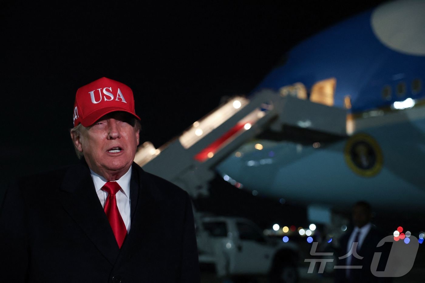 도널드 트럼프 미국 대통령이 12일(현지시간) 플로리에서 메릴랜드주 앤드루스 합동기지로 돌아온 뒤 기자들과 대화하고 있다. 2026.4.13. ⓒ 뉴스1 ⓒ AFP=뉴스1