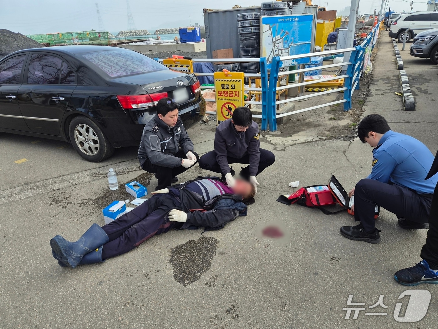 응급처치 현장(인천해양경찰서 제공/뉴스1)