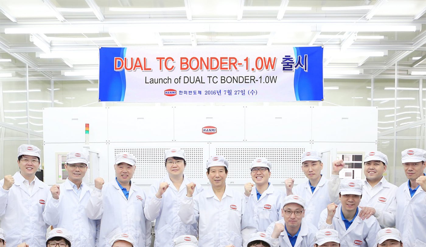 곽동신 회장(가운데)과 창업자인 故 곽노권 회장이 2016년 7월 27일 세계 최초로 개발한  '듀얼 TC 본더'(DUAL TC BONDER) 출시 기념촬영을 하고 있는 모습.(한미반도체제공)