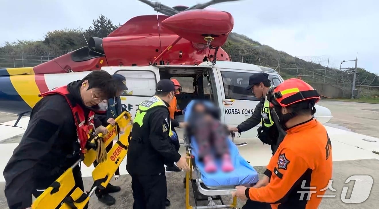 여수해경이 헬기를 이용해 응급환자를 이송하고 있다. (여수해경 제공. 재판매 및 DB금지)