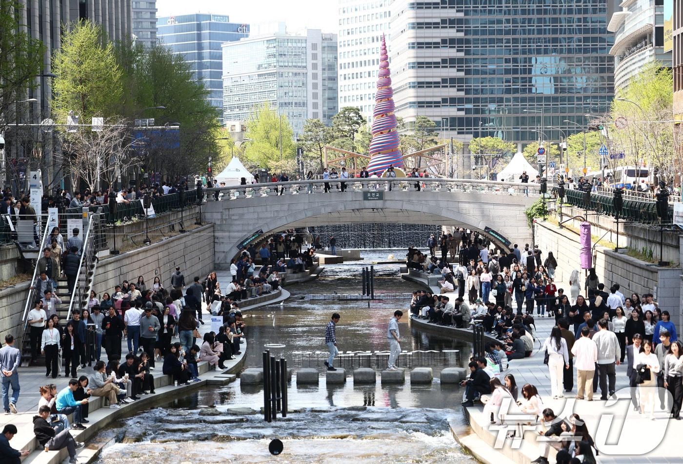 서울 낮 최고 기온이 20도 중반 까지 오르는 등 초여름 날씨를 보인 13일 서울 청계천에서 시민들이 여유로운 시간을 보내고 있다. 2026.4.13 ⓒ 뉴스1 김민지 기자