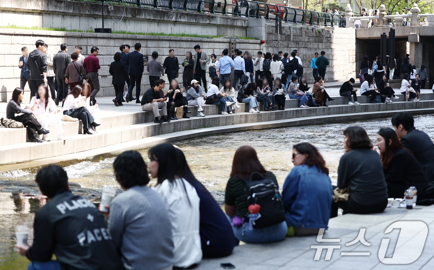 서울 낮 최고 기온이 20도 중반 까지 오르는 등 초여름 날씨를 보인 13일 서울 청계천에서 시민들이 여유로운 시간을 보내고 있다. 2026.4.13 ⓒ 뉴스1 김민지 기자