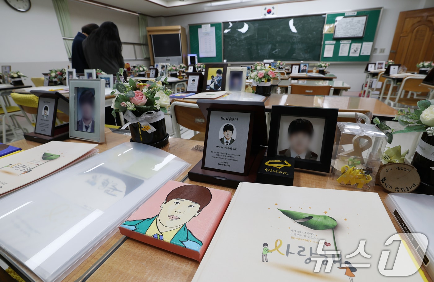 세월호 참사 12주기를 사흘 앞둔 13일 경기 안산시 단원구 4.16민주시민교육원 기억관에 마련된 단원고 4.16기억교실에서 시민들이 학생들을 추모하고 있다. 2026.4.13 ⓒ 뉴스1 김영운 기자