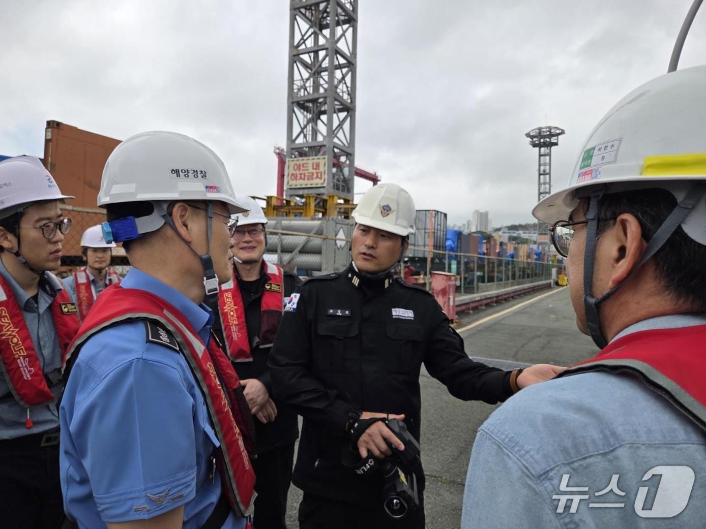 부산해경과 부산항만공사가 합동 안전점검을 벌이는 모습 (해경 제공. 재판매 및 DB금지)