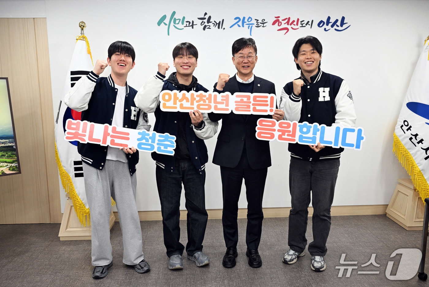 이민근 안산시장(오른쪽 두 번째)와 한양대 에리카 학생들.(안산시 제공)