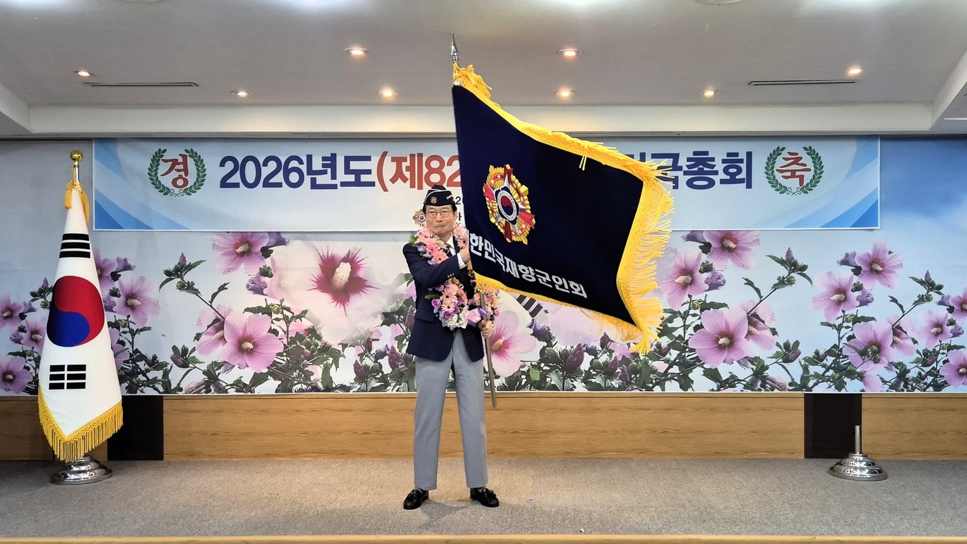 대한민국재향군인회 제38대 회장으로 재선된 신상태 회장이 13일 서울 서초구 향군회관에서 재향군인회기를 흔들고 있다.(향군 제공)