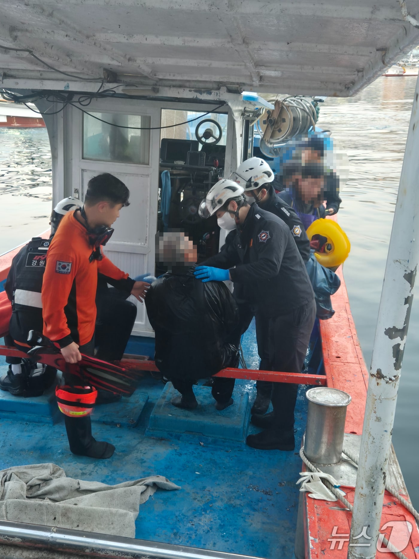 강원 동해 묵호항에서 추락한 70대 구조 후 응급처지 중인 동해소방서 대원들.(동해소방서 제공, 재판매 및 DB금지)