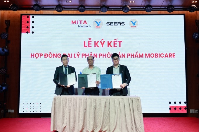 씨어스 김성종 CBO(왼쪽)와 미타 메드텍 응우옌민떤 대표(오른쪽) 등 행사관계자가 베트남 하노이에서 열린 모비케어 론칭 협약식에서 기념 촬영을 하고 있다. (씨어스 제공) 