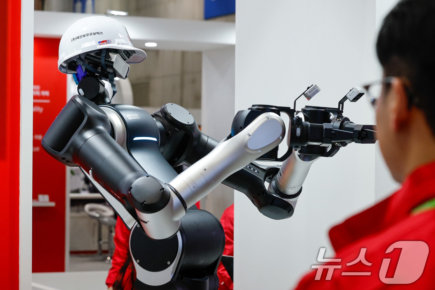 지난 13일 경기 고양시 일산서구 킨텍스에서 열린 서울국제생산제조기술전(SIMTOS 2026) 로봇 및 디지털제조기술 특별전 레인보우로보틱스 부스에서 신형 휴머노이드 로봇 RB-Y2의 데모시스템 시연이 펼쳐지고 있다.  2026.4.13 ⓒ 뉴스1 안은나 기자