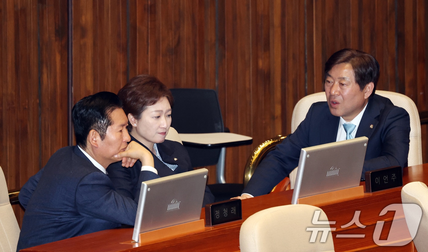 지난 13일 서울 여의도 국회에서 열린 제434국회(임시회) 제4차 본회의에서 정청래 더불어민주당 대표가 이언주, 황명선 최고위원(사진 왼쪽부터)과 대화하고 있는 모습. 2026.4.13 ⓒ 뉴스1 이승배 기자