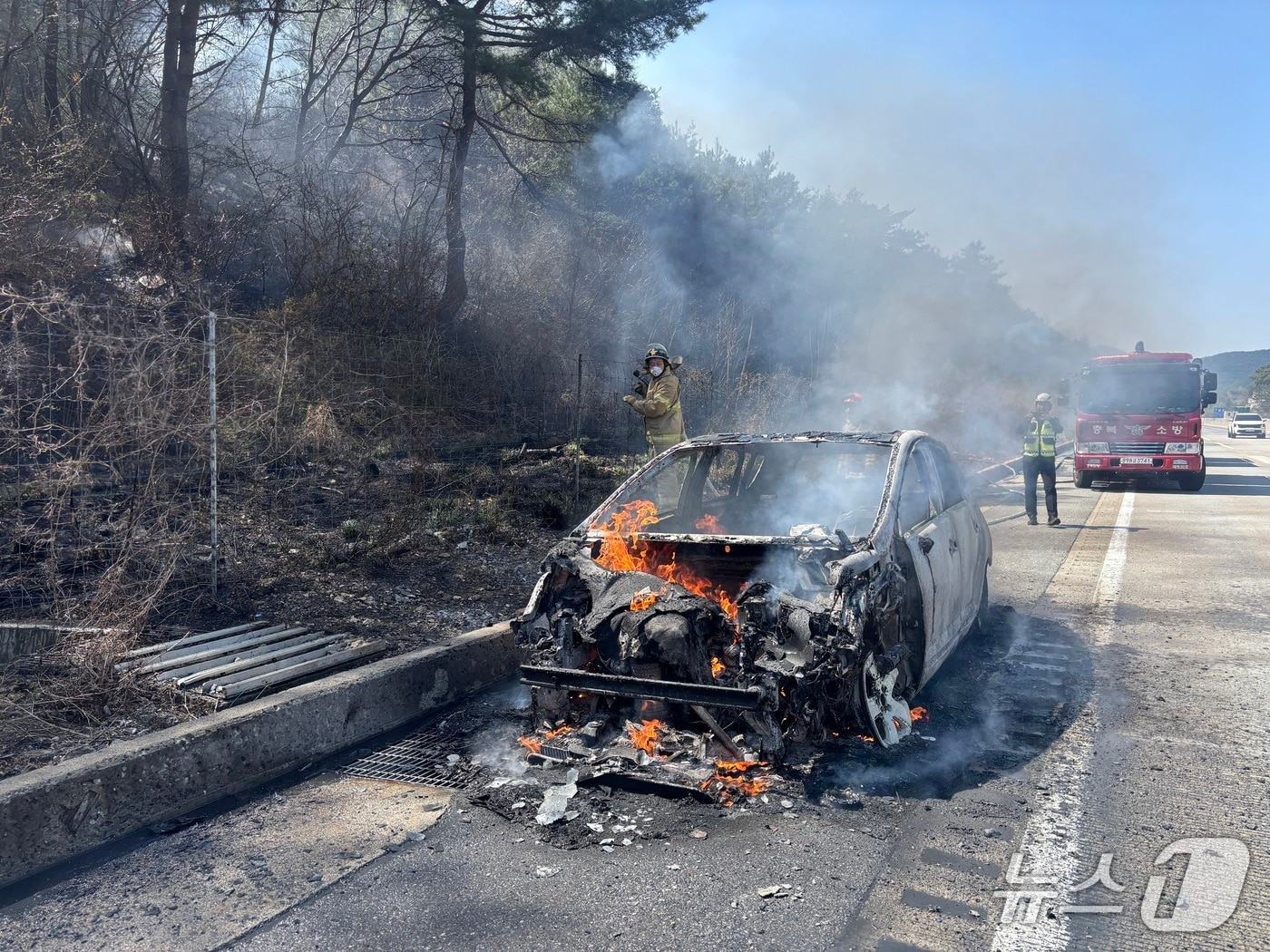 중앙고속도로 부산 방향 250㎞ 지점 차량 화재. (단양소방서 제공. 재판매 및 DB 금지) 