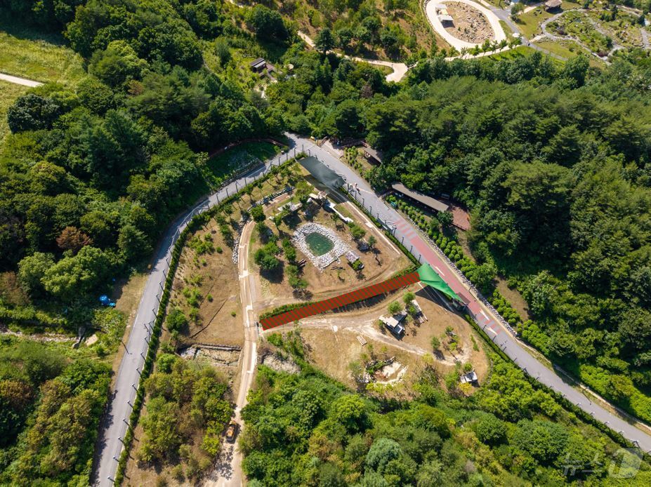 국립백두대간수목원은 13일 백두산호랑이 복지 향상과 관람 환경 개선을 위한 방사장 환경개선 공사를 마무리하고 본격 운영에 들어갔다. /뉴스1