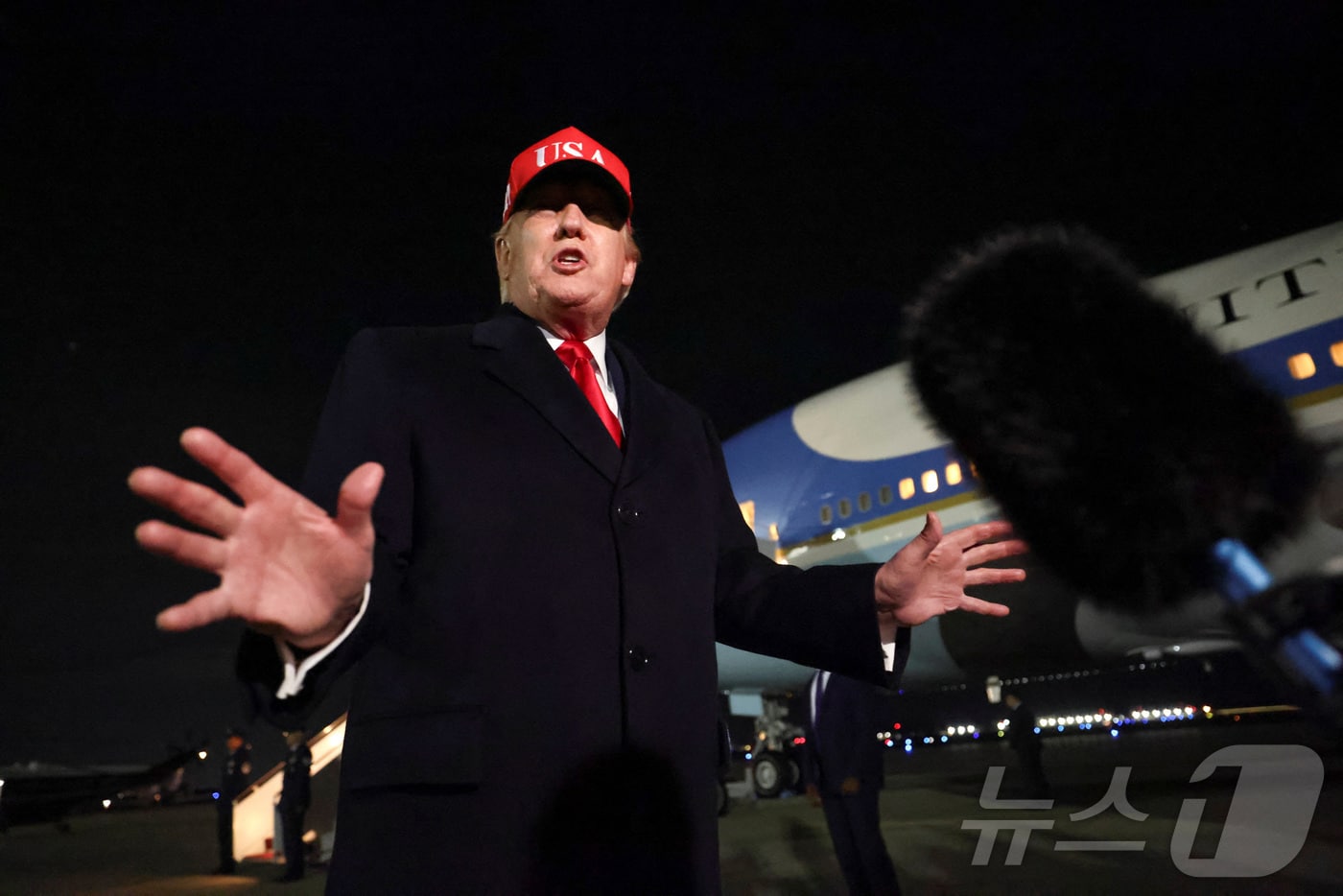 도널드 트럼프 미국 대통령이 12일(현지시간) 메릴랜드주 앤드루스 합동기지에서 언론과 질의응답 시간을 갖고 있다. 2026.4.12 ⓒ 로이터=뉴스1