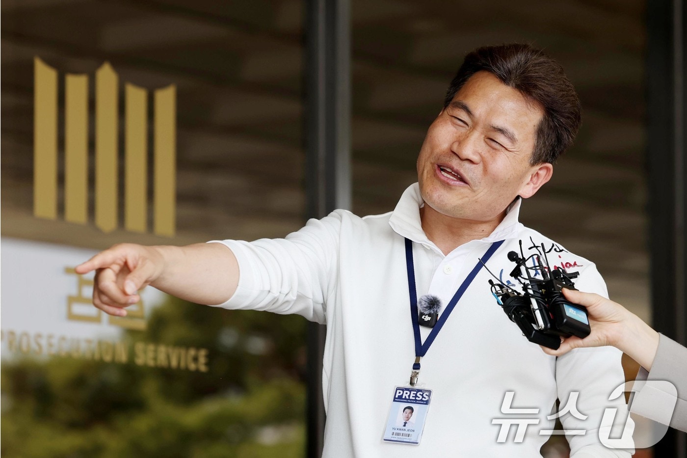 한국사 강사 출신 보수 유튜버 전한길 씨가 13일 사전 구속영장 청구와 관련한 조사를 앞두고 서울 서초구 서울중앙지검 앞에서 입장을 밝히고 있다. 전 씨는 이재명 대통령과 이준석 개혁신당 대표에 대한 명예훼손 혐의를 받는다. 2026.4.13 ⓒ 뉴스1 조연우 인턴기자