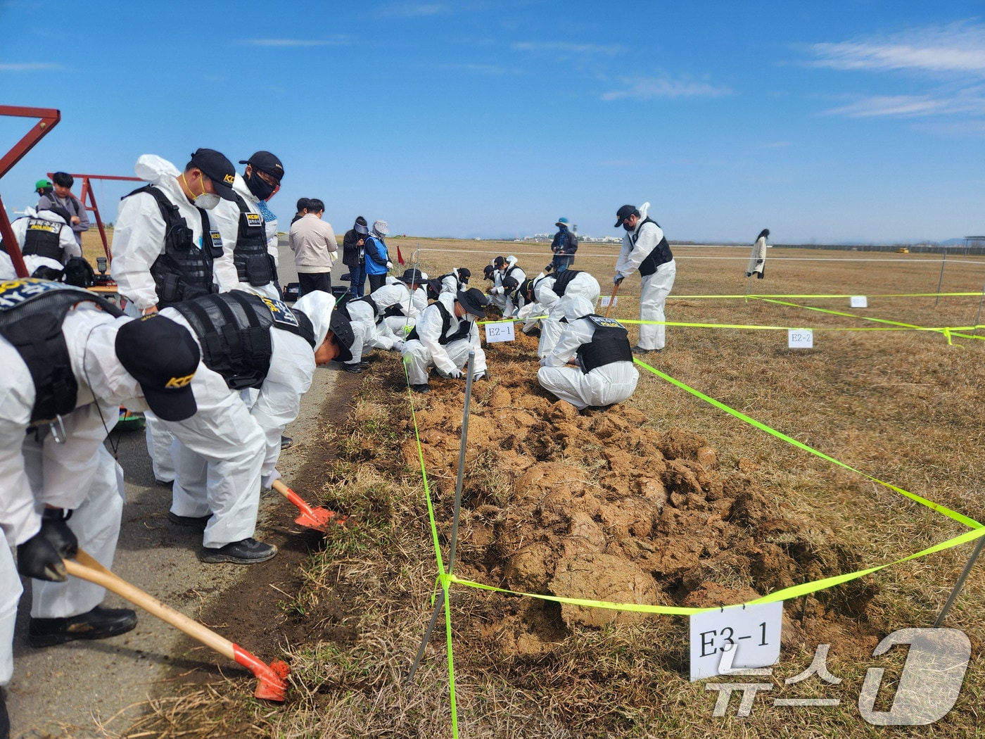13일 전남 무안국제공항에서 제주항공 여객기 참사 희생자 유해와 유류품을 찾기 위한 범정부 차원의 전면 재수색이 이뤄지고 있다. (12·29 무안공항 제주항공 여객기 참사 유가족협의회 제공. 재판매 및 DB 금지) 2026.4.13 