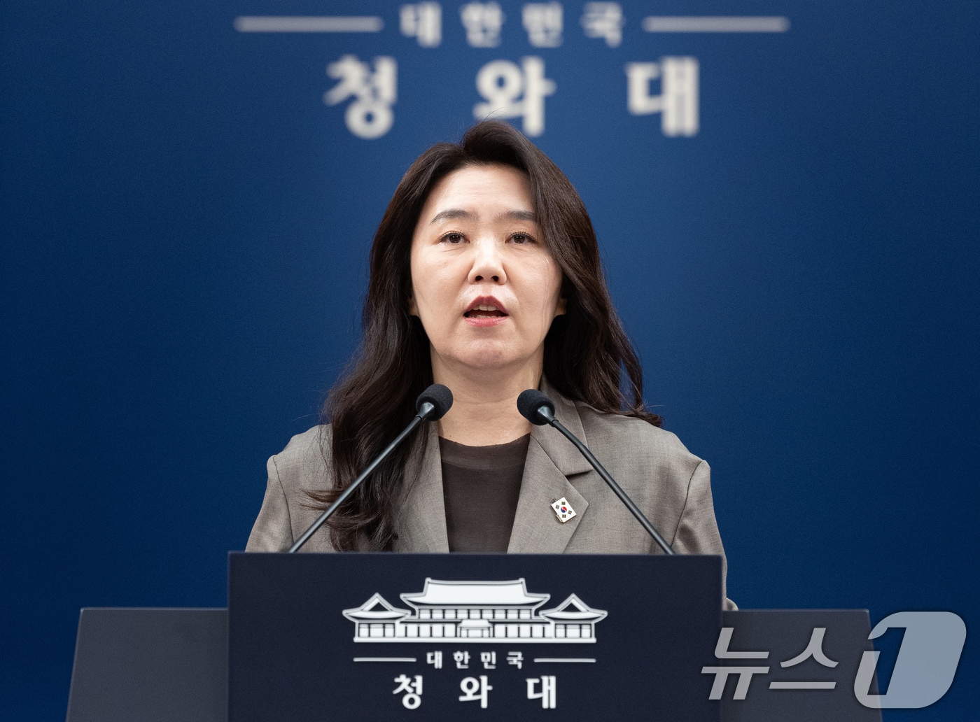 강유정 수석대변인이 지난 13일 청와대 춘추관에서 한-폴란드 정상회담 등 현안 관련 브리핑을 하고 있다. 2026.4.13 ⓒ 뉴스1 이재명 기자