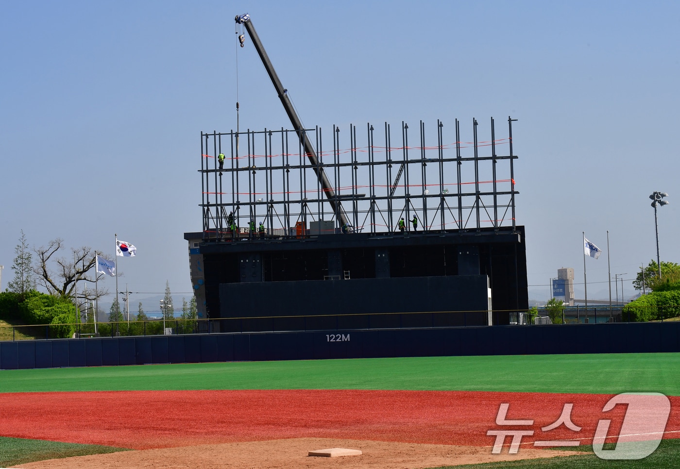 경북 포항시가 포항야구장 전광판 교체 작업을 진행하고 있다. 전광판 교체 작업은 오는 5월 19일 삼성과 KT위즈 경기 전까지 마무리될 예정이다. 2026.4.13 ⓒ 뉴스1 최창호 기자
