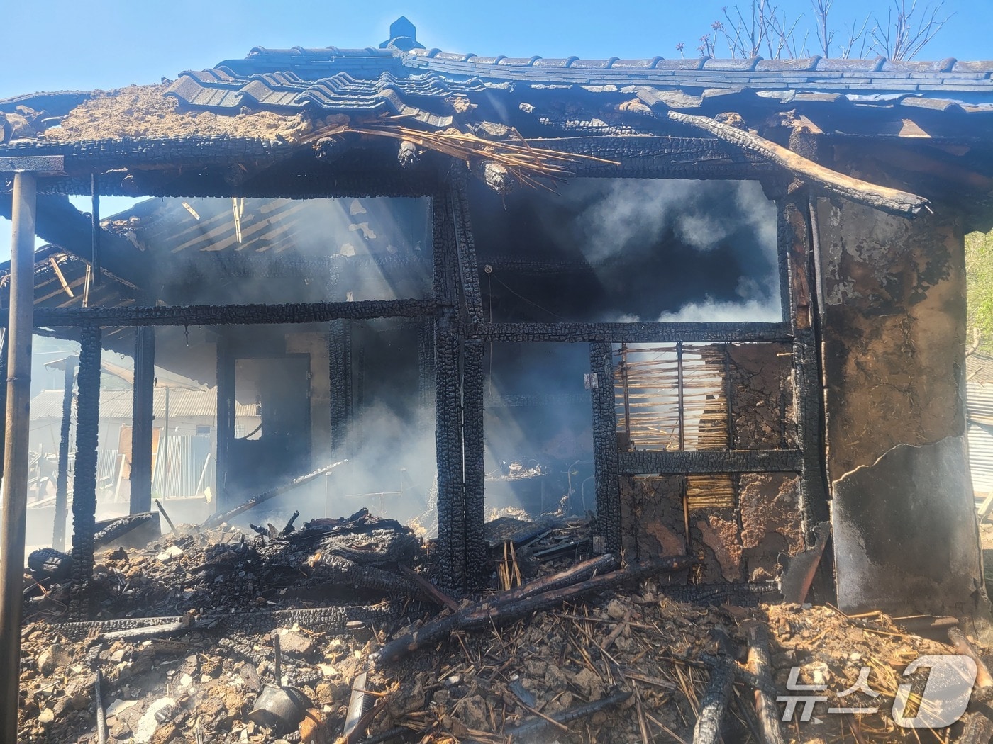 불에 탄 난 주택 모습.(경남소방본부 제공. 재판매 및 DB금지)