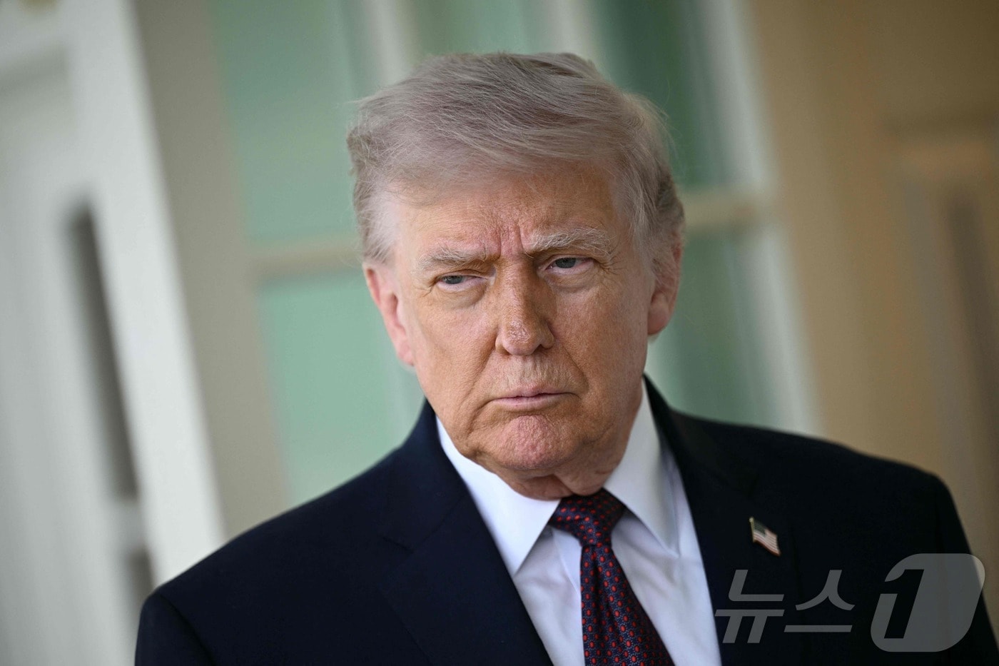 도널드 트럼프 미국 대통령이 13일(현지시간) 워싱턴DC 백악관에서 진행된 기자들과의 즉석 문답에서 질문을 듣고 있다. 2026.04.13. ⓒ AFP=뉴스1