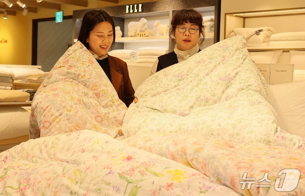 롯데백화점 대구점 8층 침구 매장에서 고객이 가벼운 소재와 화사한 디자인의 봄 침구류를 살펴보고 있다.(롯데백화점 제공, 재판매 및 DB 금지)