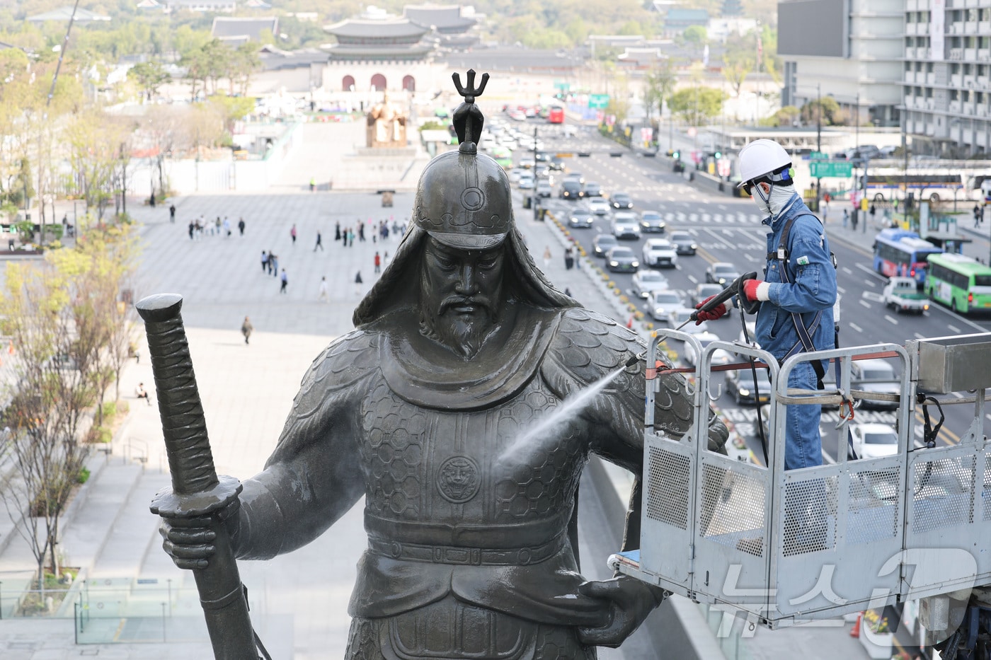 [뉴스1 PICK]물대포에도 늠름한 이순신 장군, 