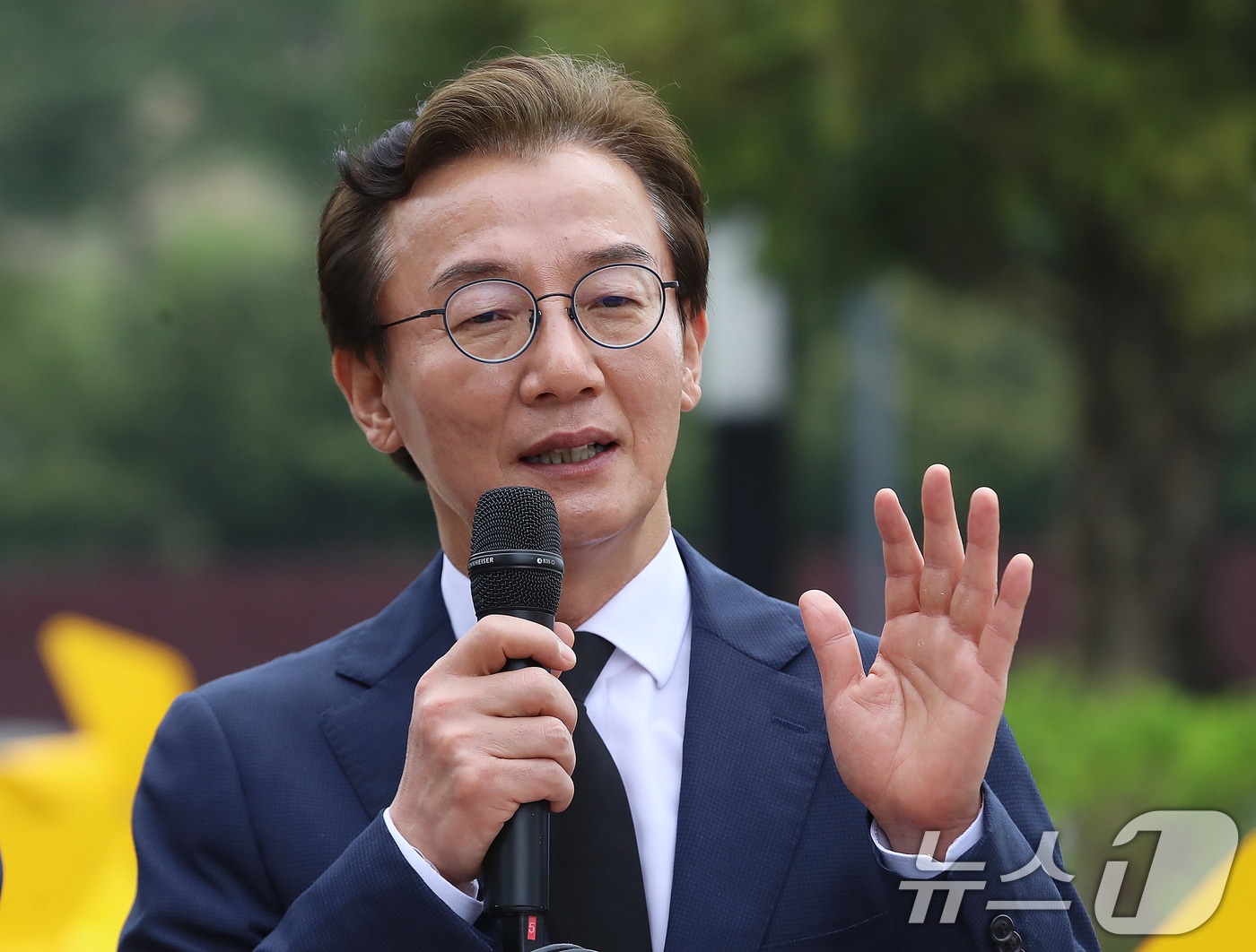 전재수 더불어민주당 부산시장 후보가 14일 오전 경남 김해 진영읍 봉하마을에서 해양수도 부울경 메가시티 공동 기자회견을 하고 있다. 2026.4.14 ⓒ 뉴스1 윤일지 기자