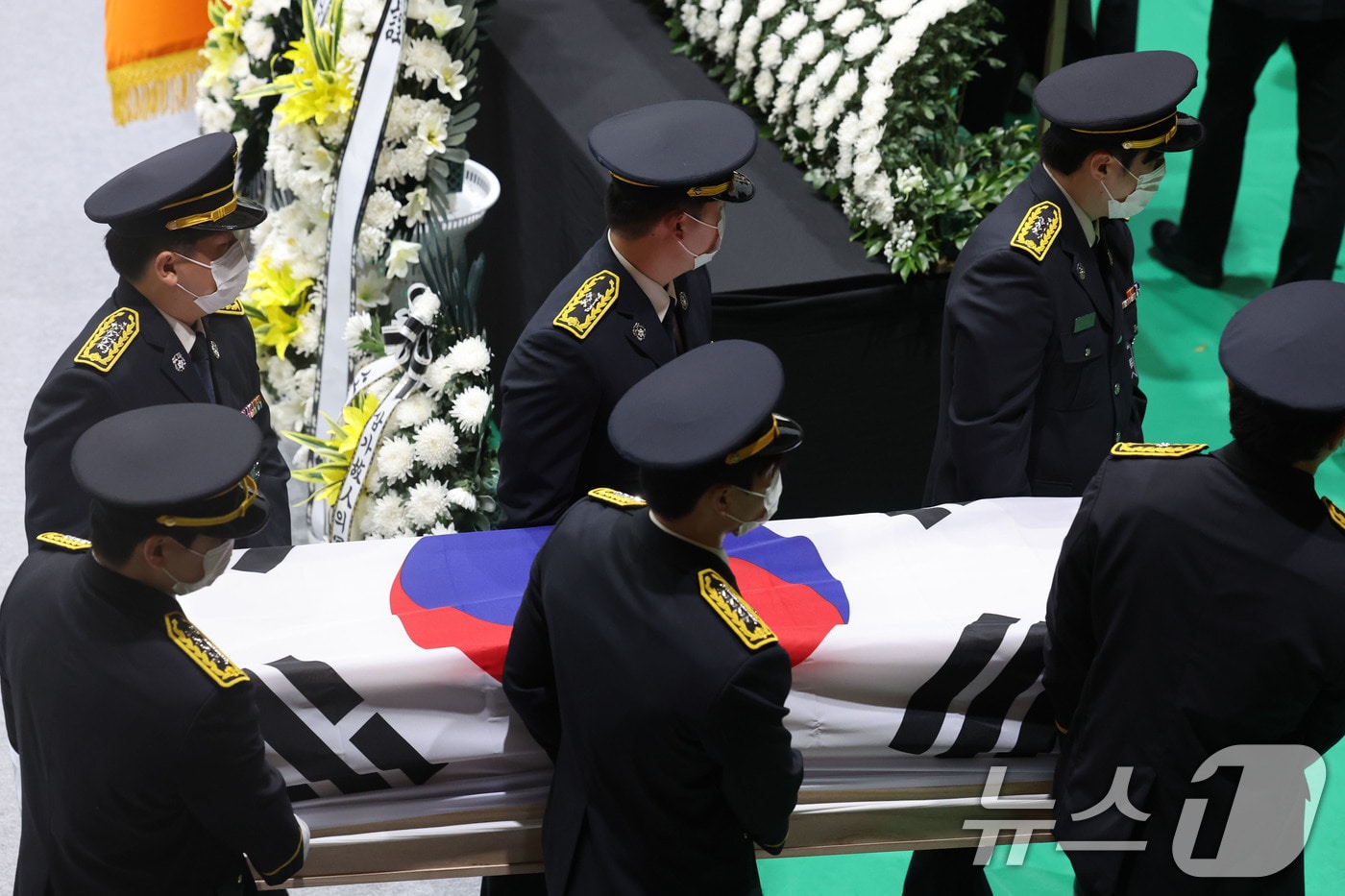 냉동창고 화재를 진화하다 순직한 소방공무원 영결식이 진행된 14일 오전 전남 완도군농어민문화체육센터에서 운구가 진행되고 있다. 2026.4.14 ⓒ 뉴스1 박지현 기자