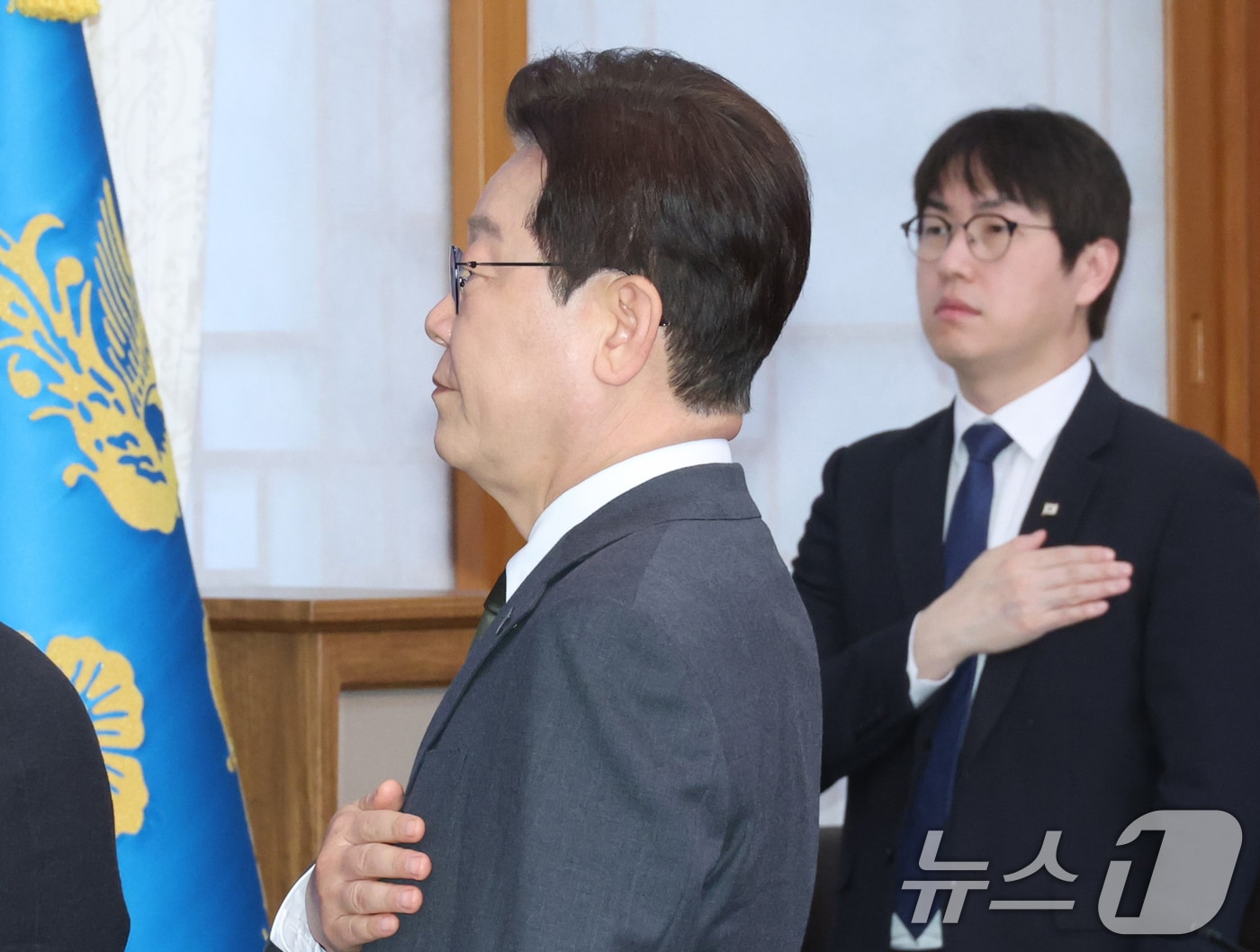 이재명 대통령이 지난 14일 청와대에서 열린 비상경제점검회의 겸 국무회의에서 국민의례를 하고 있다. 오른쪽은 하정우 AI미래기획수석. (청와대통신사진기자단) 2026.4.14 ⓒ 뉴스1 허경 기자