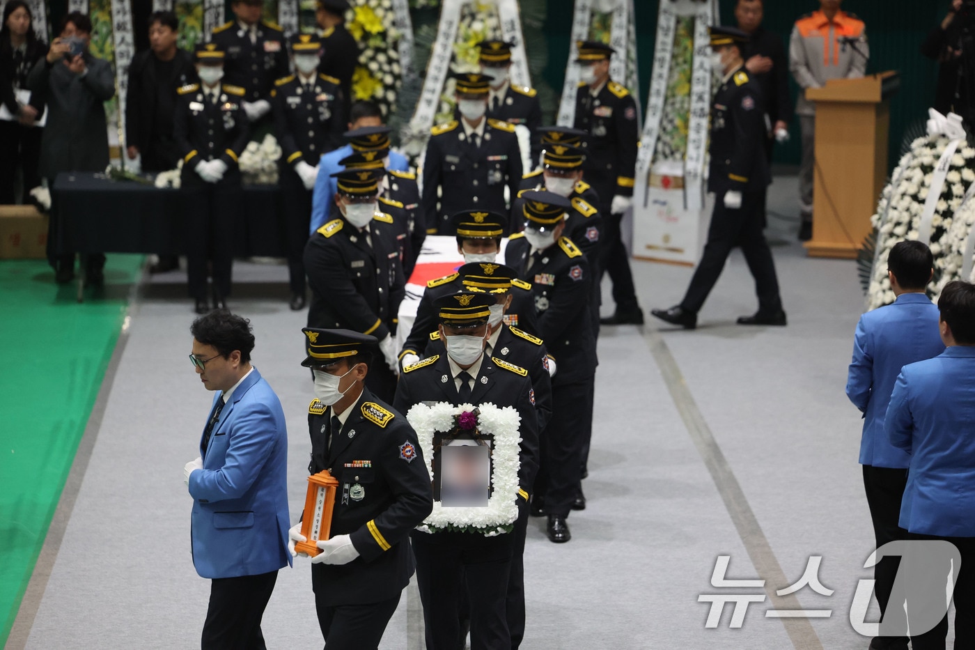 14일 전남 완도군 농어민문화체육센터에서 엄수된 순직 소방공무원 2명에 대한 영결식에서 운구가 진행되고 있다. 2026.4.14 ⓒ 뉴스1 박지현 기자